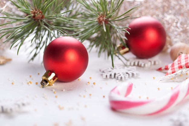 Bolas de navidad con barras de caramelo