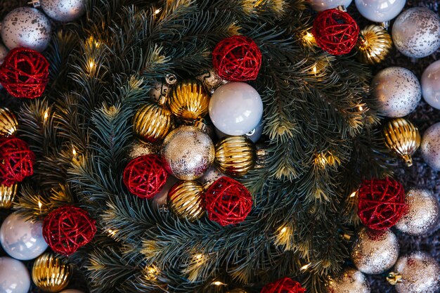 Bolas de navidad brillosas en abeto