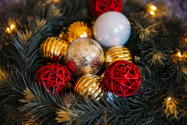 Bolas de navidad en corona de abeto