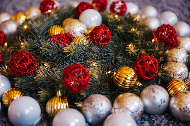 Bolas de navidad en decoración de abeto