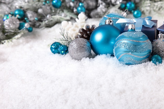 Bolas de navidad y decoración sobre la nieve 