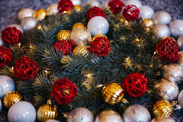 Foto gratuita bolas de navidad decorativos en abeto