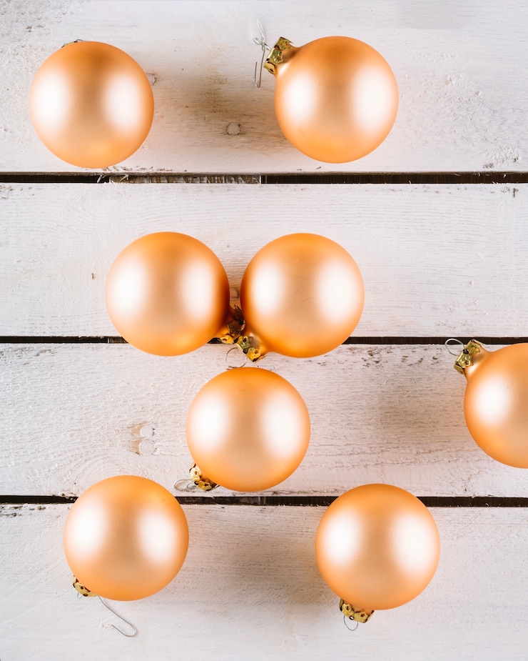 Foto gratuito bolas de navidad doradas