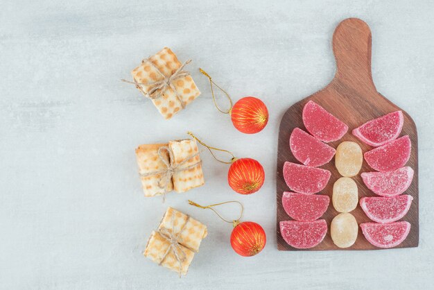 Bolas de Navidad con gofres y mermelada dulce sobre plancha de madera. Foto de alta calidad