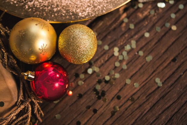 Bolas de navidad en mesa de madera