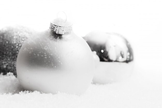 Bolas de navidad con nieve de cerca