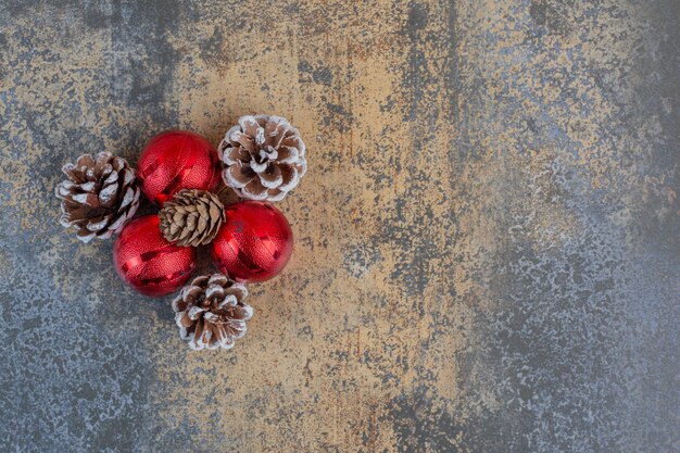 Bolas de Navidad con piñas de Navidad sobre un fondo oscuro. Foto de alta calidad