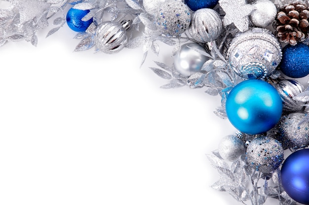Bolas de navidad plateadas y azules