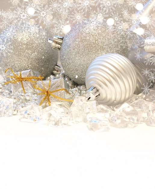 Bolas de navidad plateadas