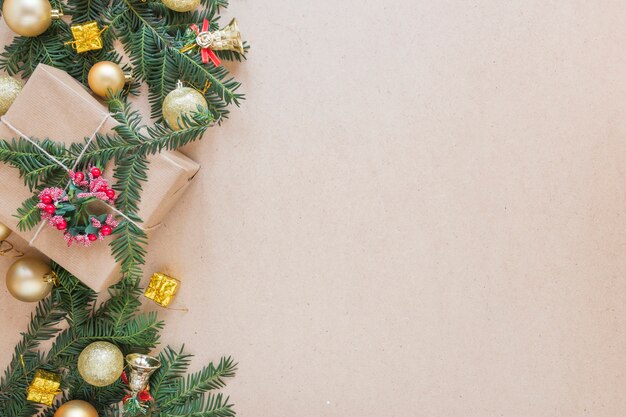 Bolas de Navidad en ramitas de abeto adornadas y caja de regalo.