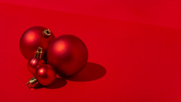 Bolas de Navidad rojas en mesa roja