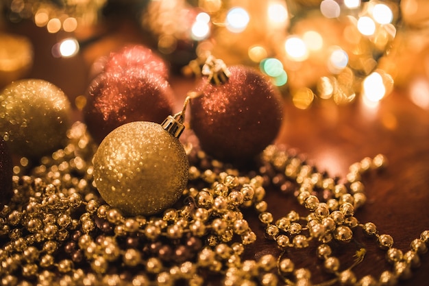 Bolas de navidad sobre bolas doradas
