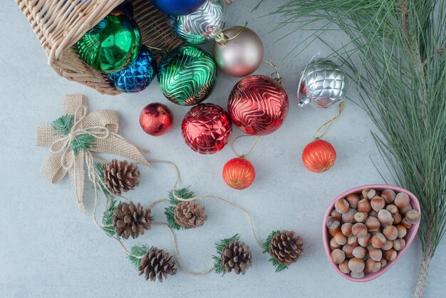 Bolas navideñas con piñas y nueces. Foto de alta calidad