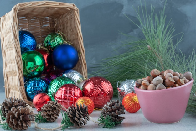 Bolas navideñas con piñas y nueces. Foto de alta calidad