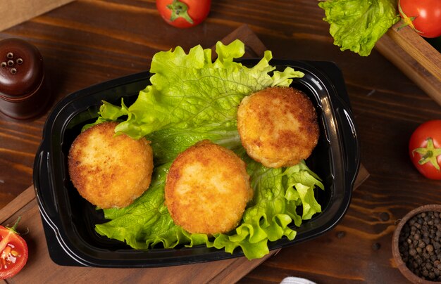 Bolas de queso frito asado con patata rellena de queso y carne para llevar