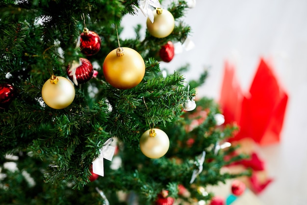 Bolas en las ramas, árbol de navidad decorado closeup