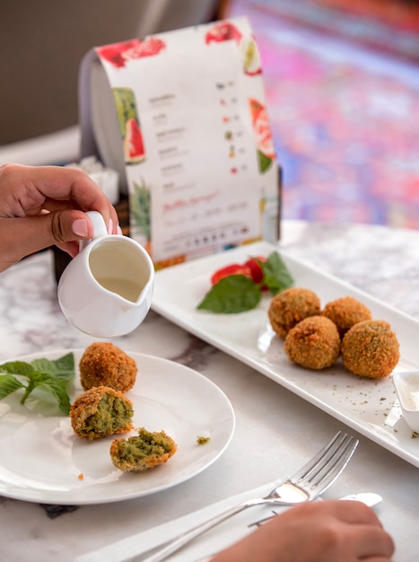 Bolas de verduras sobre la mesa