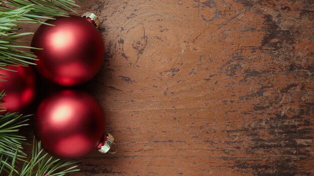 Bolas de vidrio rojo ramas de abeto verde y copie el espacio navidad y año nuevo