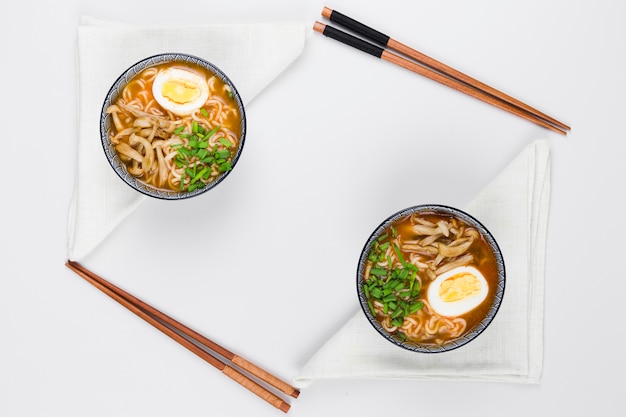 Boles de ramen vistos desde arriba