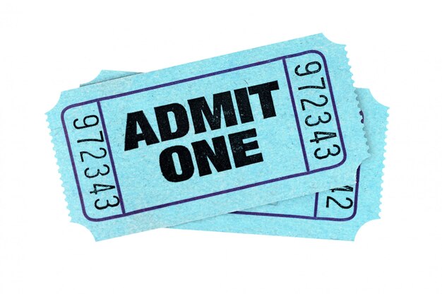 Boletos azules de la admisión aislados en el fondo blanco.