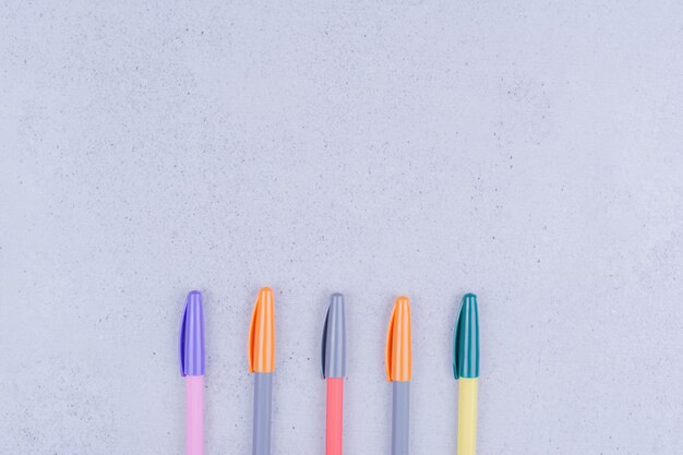 Bolígrafos multicolores para colorear mandala en gris.