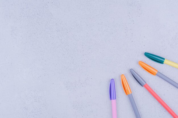 Bolígrafos multicolores para mandala aislado en superficie gris
