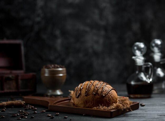 Bollo dulce con jarabe de chocolate