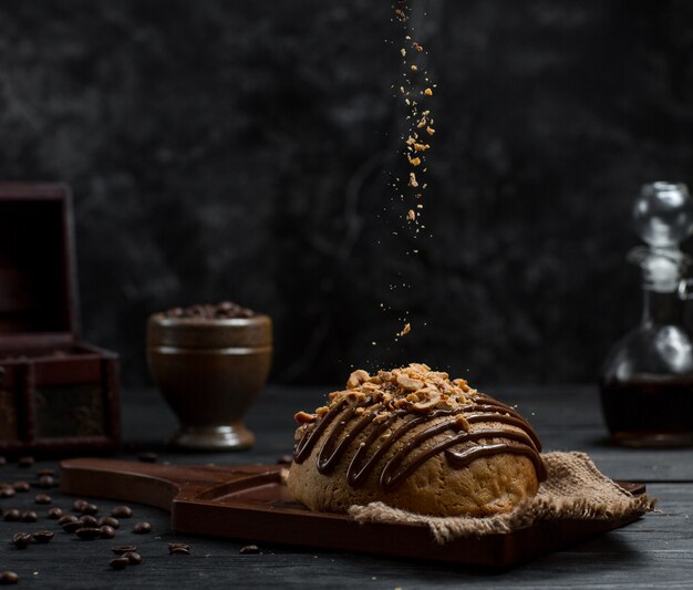 Bollo dulce con sirope de chocolate y naranja pelada