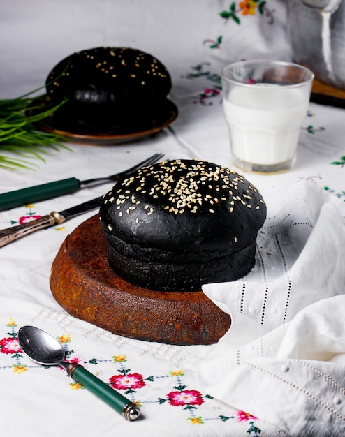 Bollo de hamburguesa negro con chispas de sésamo