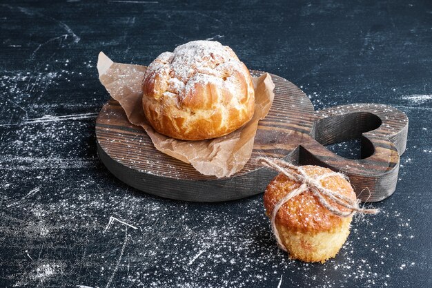 Bollo de hojaldre con cupcake sobre una tabla de madera.