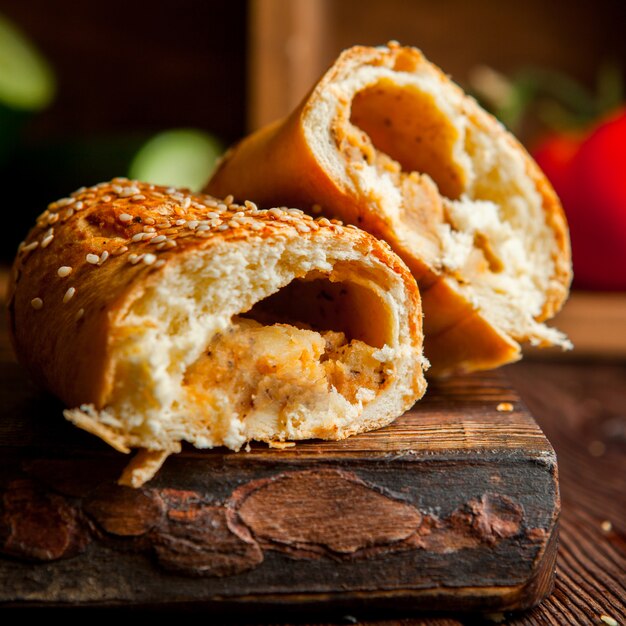 bollo con mermelada en tablón de madera