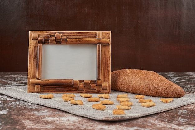 Bollo de pan con galletas en un pedazo de toalla.