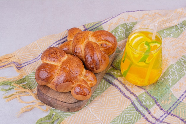 Bollos dulces con un vaso de jugo de limón