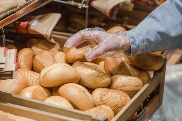 Bollos frescos en el mostrador de la tienda.