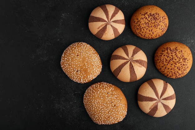 Bollos de galleta con cooca, comino y sésamo, vista superior.