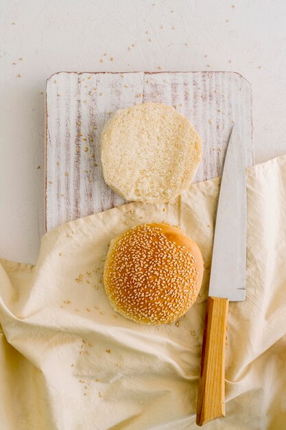 Bollos de hamburguesa en la mesa