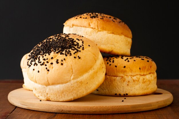 Foto gratuita bollos para hamburguesa sobre tabla de madera