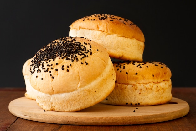 Bollos para hamburguesa sobre tabla de madera