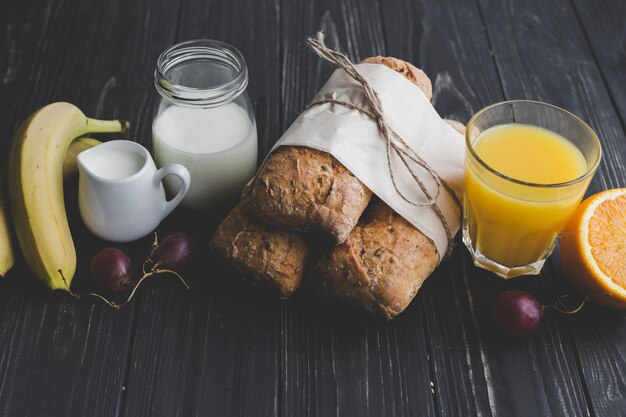 Foto gratuita bollos entre jugo y productos lácteos