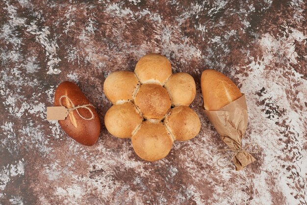 Bollos de pan sobre mármol.