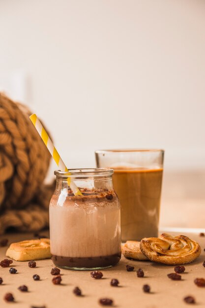 Bollos y pasas cerca de bebidas calientes