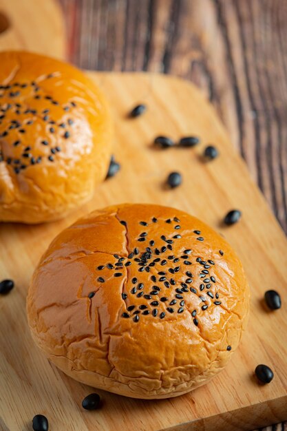 Bollos de pasta de frijoles negros horneados sobre tabla de cortar de madera