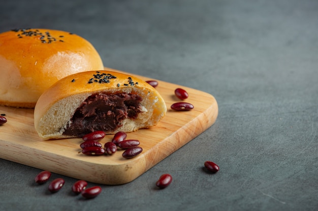 Bollos de pasta de frijoles rojos horneados sobre tabla de cortar de madera