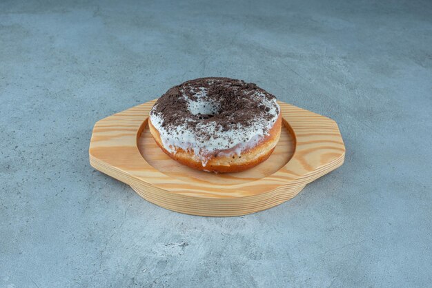 Bollos de rosquilla con cacao en polvo en la parte superior.