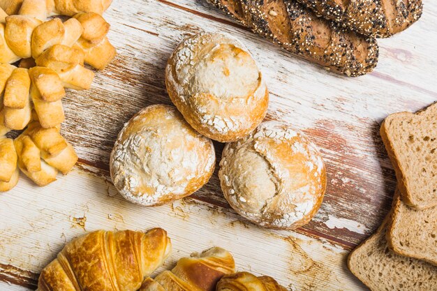 Bollos suaves cerca de pastelería