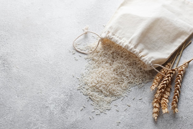 Bolsa de ángulo alto con arreglo de arroz y granos.