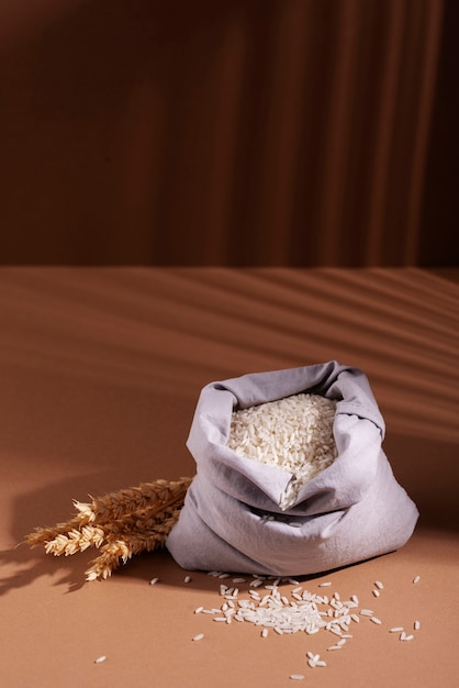 Bolsa de ángulo alto con arroz y granos.