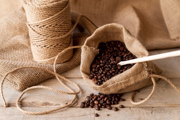 Bolsa de arpillera llena de granos de café.