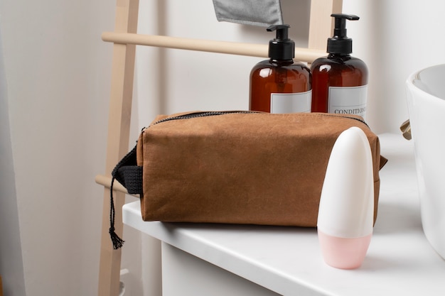 Foto gratuita bolsa de aseo en mueble de baño