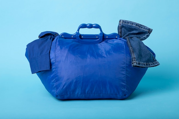 Bolsa azul para viajar